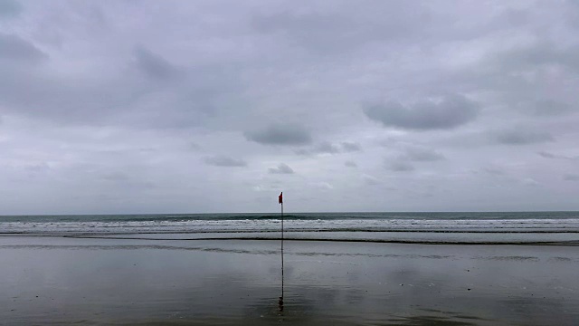 厄瓜多尔海岸上的红旗视频素材画面2