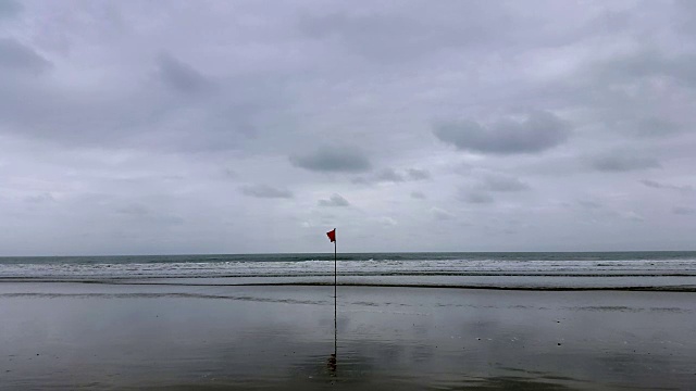 厄瓜多尔海岸上的红旗视频素材画面3