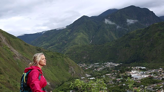 潘如女徒步者循着山路，村上视频素材