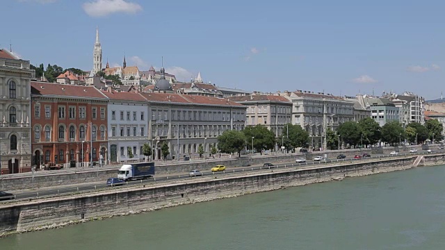 Chain Bridge Szechenyi Lamchid和匈牙利议会，(Orszaghaz)，布达佩斯，匈牙利，欧洲视频素材