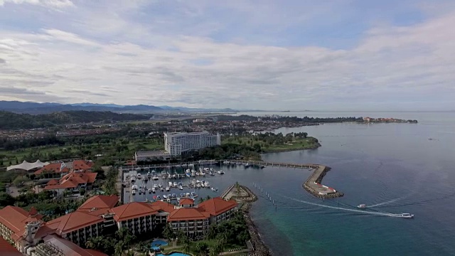 在Kota Kinabalu有水平线和海港的海景视频素材