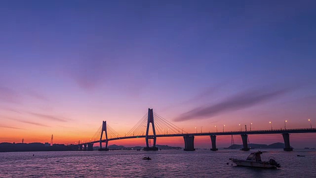 永兴岛永兴大邱桥(当地地标)的日出景象视频素材