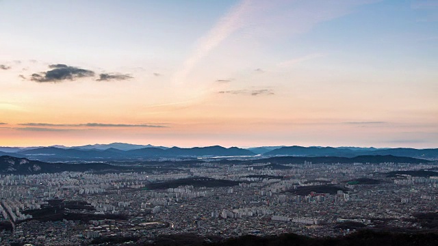 日出时的北韩山是首尔的城市景观视频素材