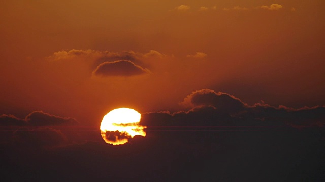 冉冉升起的太阳和橙色的天空视频素材