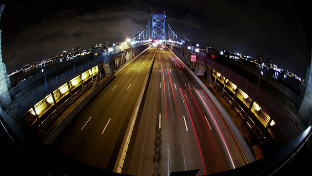 夜晚的时间，时间流逝，费城城市景观的广角，头顶上的车辆穿过本富兰克林桥。视频素材