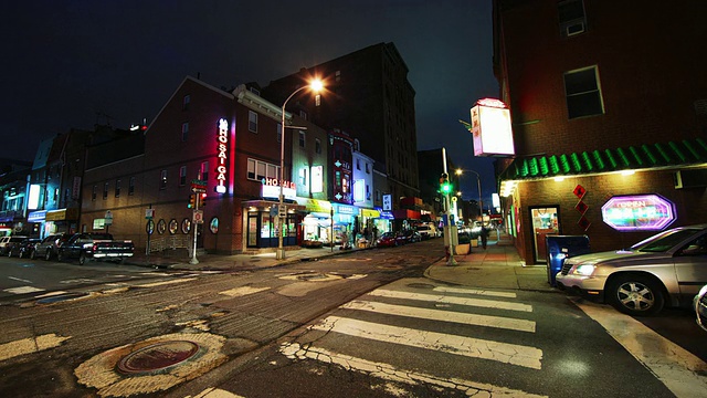 时间流逝，夜晚，市中心十字路口的交通和行人，唐人街。视频素材