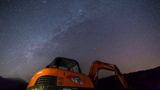 黄麦山夜景与推土机、星斗视频素材