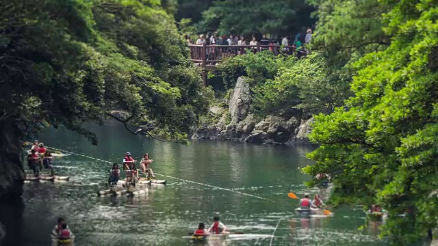 在Soesokkak(风景区)欣赏水上运动的人们视频素材