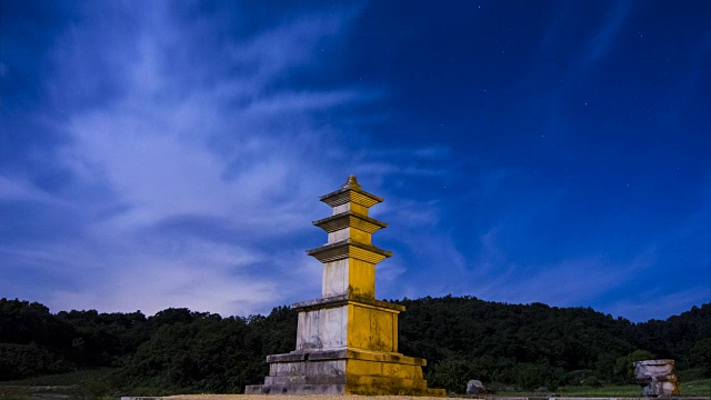 三层石塔(韩国宝藏750)在Geodonsa寺庙遗址(韩国历史场所168)夜间视频素材