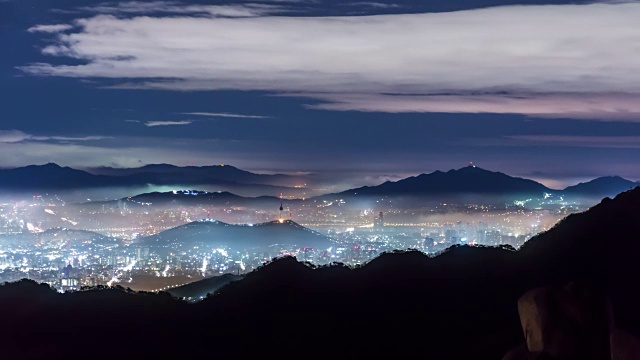 从北山国家公园看首尔的夜景(首尔最受欢迎的山)视频素材