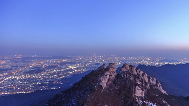 北韩山国家公园(首尔最受欢迎的山)的山顶(Insubong)的地平线夜景视频素材