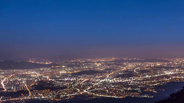 从北山国家公园看首尔的夜景(首尔最受欢迎的山)视频素材