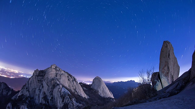 北韩山国家公园(首尔最受欢迎的山)的山顶夜景(仁子宫)和星星小径视频素材