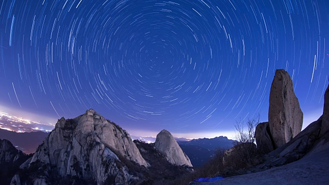 北韩山国家公园(首尔最受欢迎的山)的山顶夜景(仁子宫)和星星小径视频素材