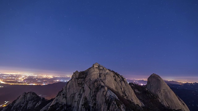 北韩山国家公园(首尔最受欢迎的山)的山顶夜景(仁子宫)和星星小径视频素材