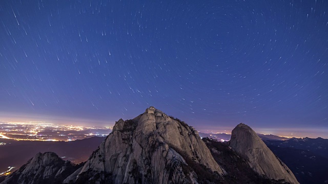 夜景的山峰(仁屏)和星径的山北山国家公园(首尔最受欢迎的山)视频素材