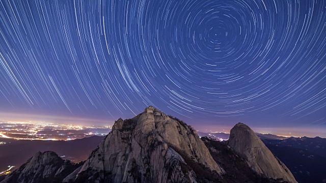 夜景的山峰(仁屏)和星径的山北山国家公园(首尔最受欢迎的山)视频素材