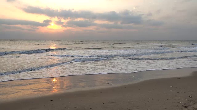 日落和海滩上的大海视频素材