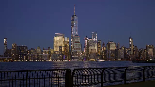 夜晚的城市全景。现代摩天大楼的建筑。城市景观都市背景视频素材