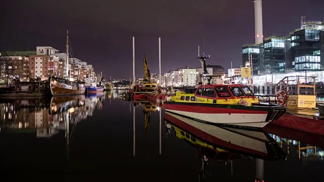 高清时间流逝:城市运河在夜晚倾斜视频素材