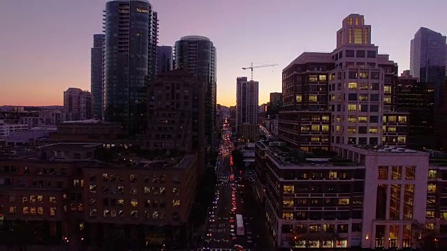 市中心的夜景和摩天大楼视频素材