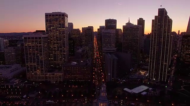 市中心的夜景，在海滨有摩天大楼视频素材