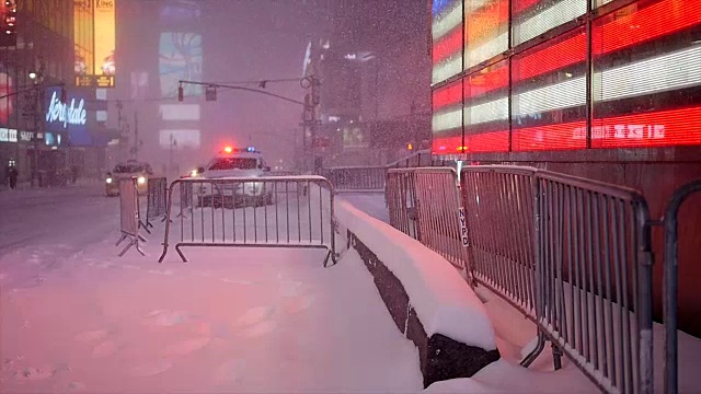 纽约的冬季暴风雪。雪花背景慢动作拍摄视频素材