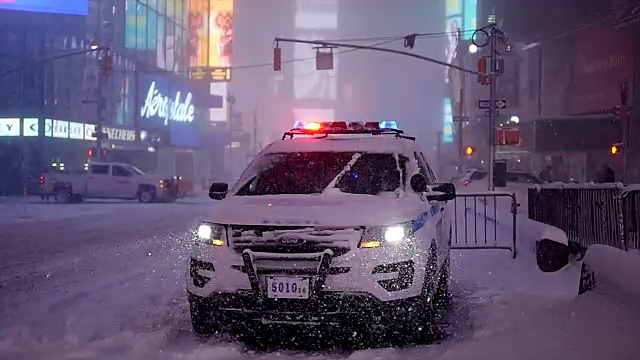 纽约的冬季暴风雪。雪花背景慢动作拍摄视频素材