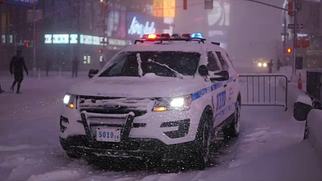 纽约的冬季暴风雪。雪花背景慢动作拍摄视频素材