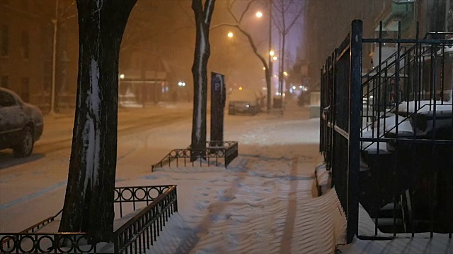 纽约市在暴风雪天。城市街道被雪覆盖视频素材