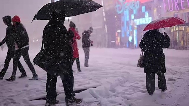 纽约市在暴风雪天。城市街道被雪覆盖视频素材