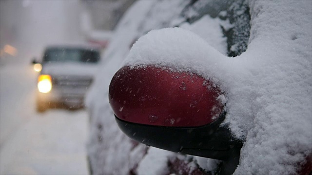 纽约市在暴风雪天。城市街道被雪覆盖视频素材