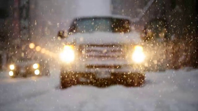 纽约市在暴风雪天。城市街道被雪覆盖视频素材