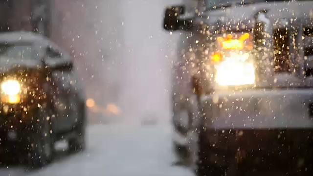 纽约市在暴风雪天。城市街道被雪覆盖视频素材