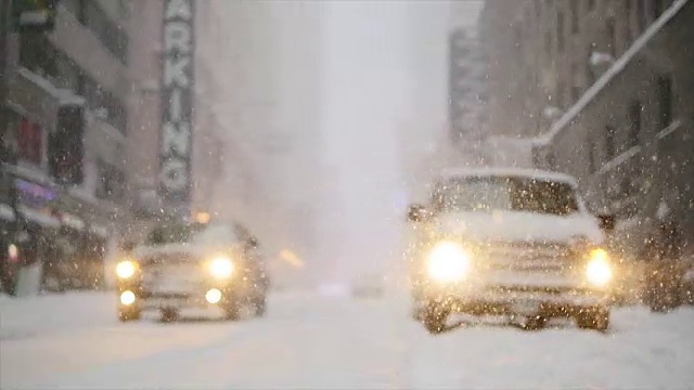 纽约市在暴风雪天。城市街道被雪覆盖视频素材