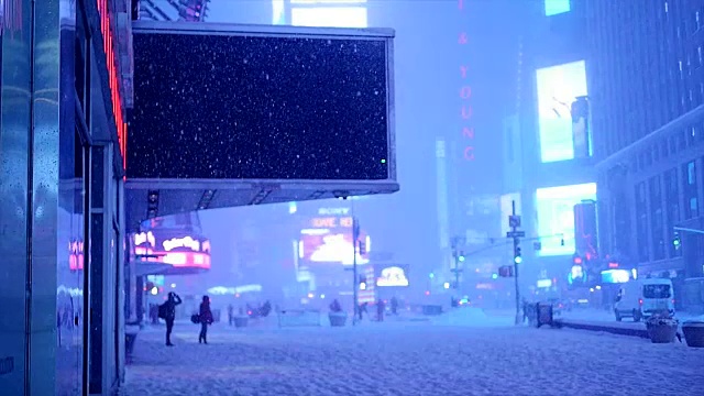 城市里有暴风雪。冬季风暴的风景。下雪天气的慢动作视频素材