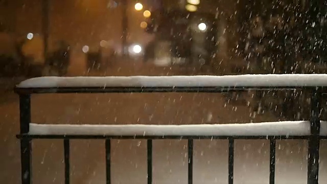 城市里有暴风雪。冬季风暴的风景。下雪天气的慢动作视频素材