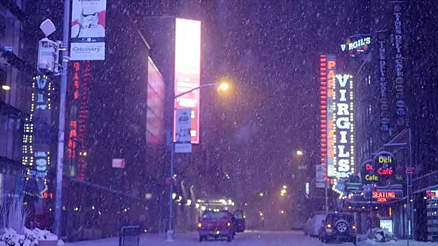 城市里有暴风雪。冬季风暴的风景。下雪天气的慢动作视频素材