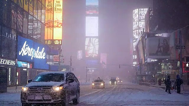 城市里有暴风雪。冬季风暴的风景。下雪天气的慢动作视频素材