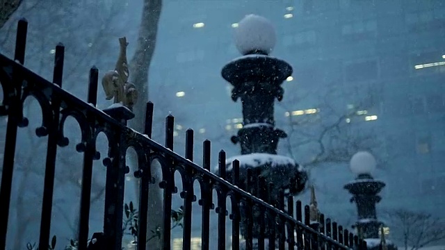 城市里有暴风雪。冬季风暴的风景。下雪天气的慢动作视频素材