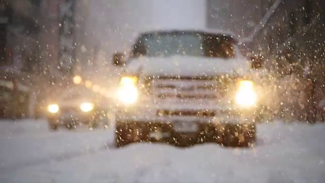 城市里有暴风雪。冬季风暴的风景。下雪天气的慢动作视频素材