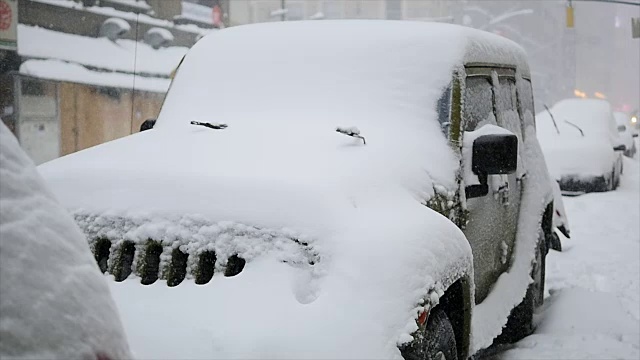 城市里有暴风雪。冬季风暴的风景。下雪天气的慢动作视频素材