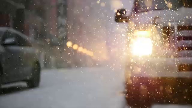 城市里有暴风雪。冬季风暴的风景。下雪天气的慢动作视频素材