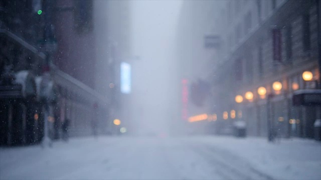 城市里有暴风雪。冬季风暴的风景。下雪天气的慢动作视频素材