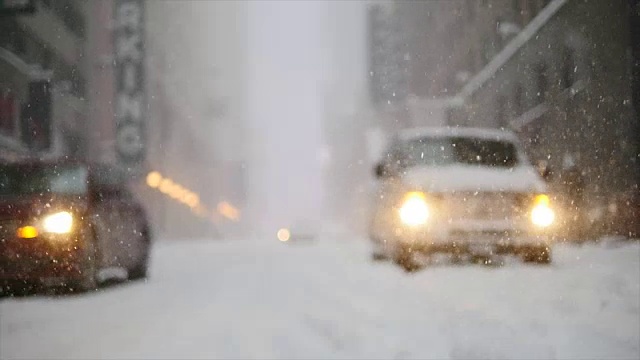 城市里有暴风雪。冬季风暴的风景。下雪天气的慢动作视频素材