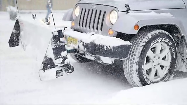 城市里有暴风雪。冬季风暴的风景。下雪天气的慢动作视频素材