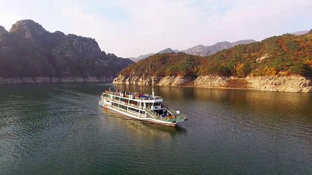 从清风河人工湖上驶过的游船视频素材