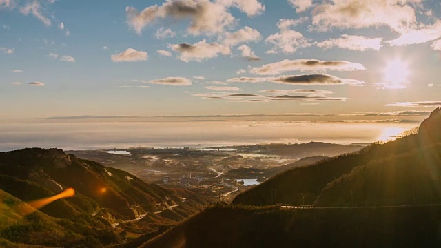 日出时从雪山山的三色岭山谷看到的乡村云景视频素材