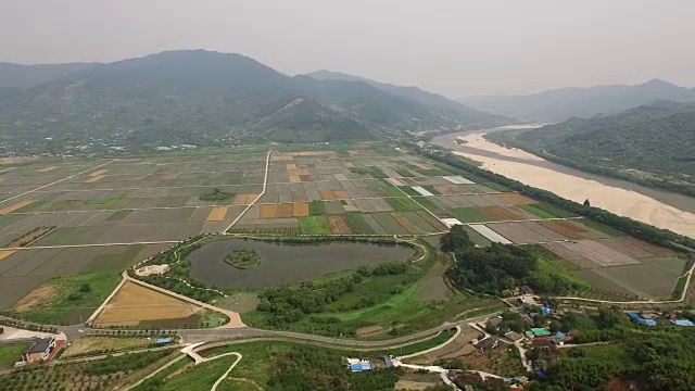 奇里山山脚下有平原和Seomjingang河的乡村景色视频素材