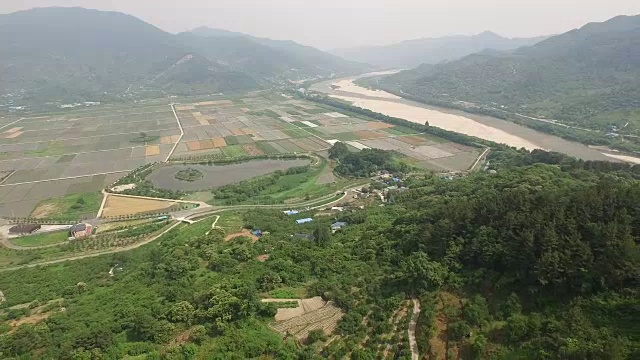 奇里山山脚下有平原和Seomjingang河的乡村景色视频素材